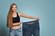 © ruslan_shramko - Fit young woman in loose jeans