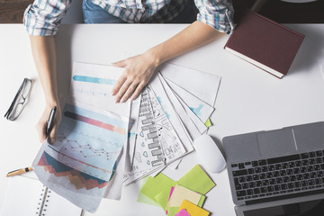 Canvas Print - Man doing paperwork