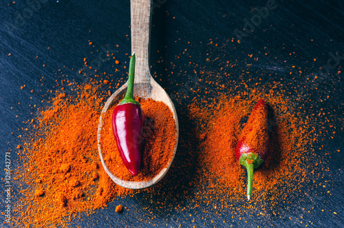 Fotomural Pimientos de chile rojo, picante en una cuchara de madera
