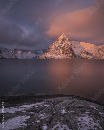 szczyt-gorski-olstind-swieci-na-rozowo-o-wschodzie-slonca-topp-y-moskenes-y-lofoten-norwegia
