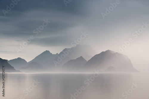 lato-zachmurzone-wyspy-lofoten-norwegia-mgliste-fiordy