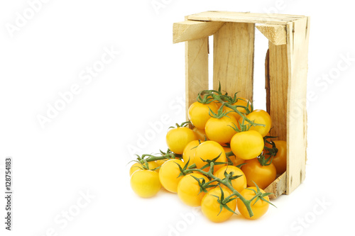 fresh dutch yellow tasty tom tomatoes on the vine in a wooden crate on a white Tablou Canvas