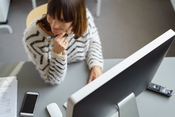 Canvas Print - frau sitzt vor ihrem computer am schreibtisch 