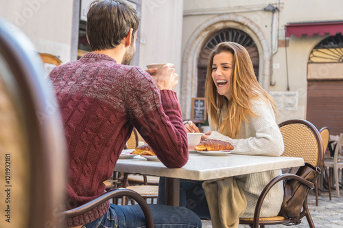 Fotografía Beautiful couple drinking coffee on a date