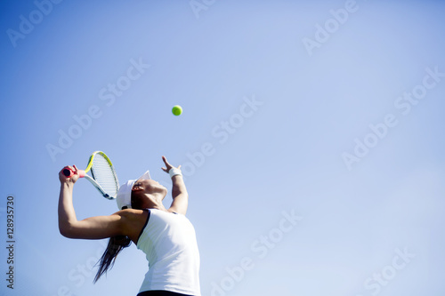Plakat Piękna tenisistka służąc