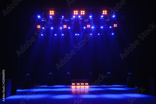 Zdjęcie XXL Darmowa scena ze światłami, urządzeniami oświetleniowymi.