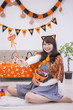 © milatas - ハロウィンパーティーをする女性たち