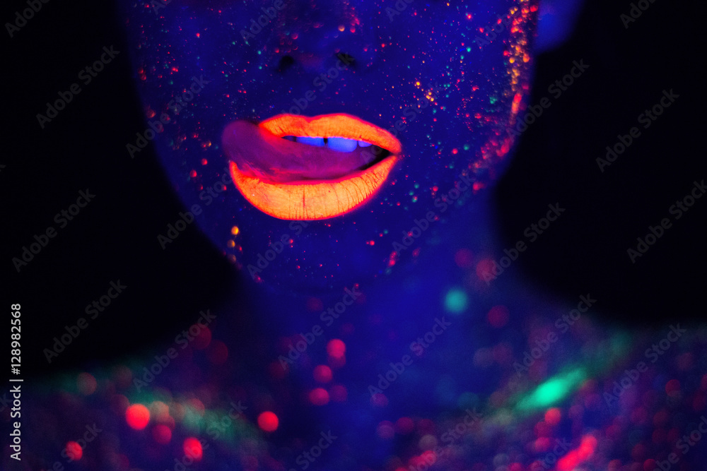 Portrait of Beautiful Fashion Woman in Neon UF Light. Model Girl with Fluorescent Creative Psychedelic MakeUp, Art Design of Female Disco Dancer Model in UV, Colorful Abstract Make-Up - obrazy, fototapety, plakaty 