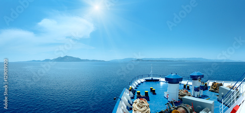Fotomural Summer sea sunshiny view from ferry (Greece)