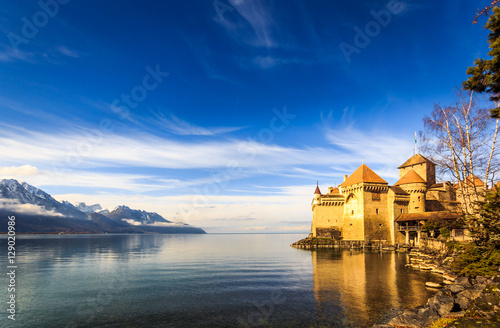 Fotografía Castle on a lake front with blue sky and mountains