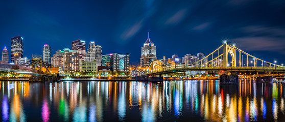 Fototapete - Pittsburgh downtown skyline panorama by night viewed from Allegheny Landing, between Roberto Clemente and Andy Warhol bridges