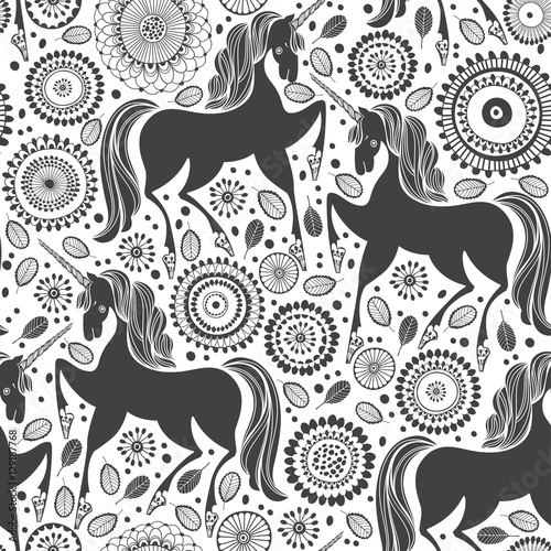 Stoffe zum Nähen Bajkowy wzór jednorożce na tle kwiatów. Czarno-biały ilustracja wektorowa.