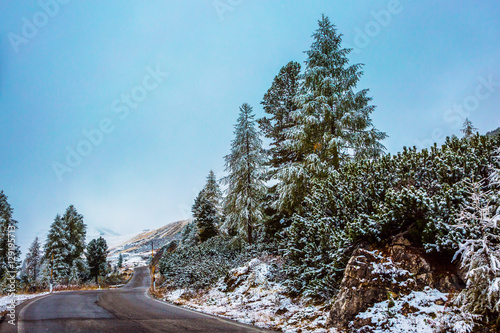 Fotomural La nieve húmeda en los Dolomitas derrite