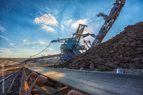 Fotografía Long conveyor belt transporting ore