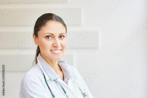 Junge Frau als Arzt blickt freundlich - Buy this stock ...