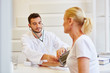 © Robert Kneschke - Arzt misst den Blutdruck einer Patientin