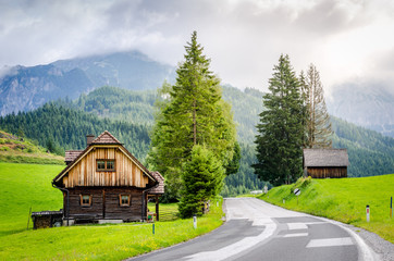Wall Mural - strada montana con casa in legno in austria