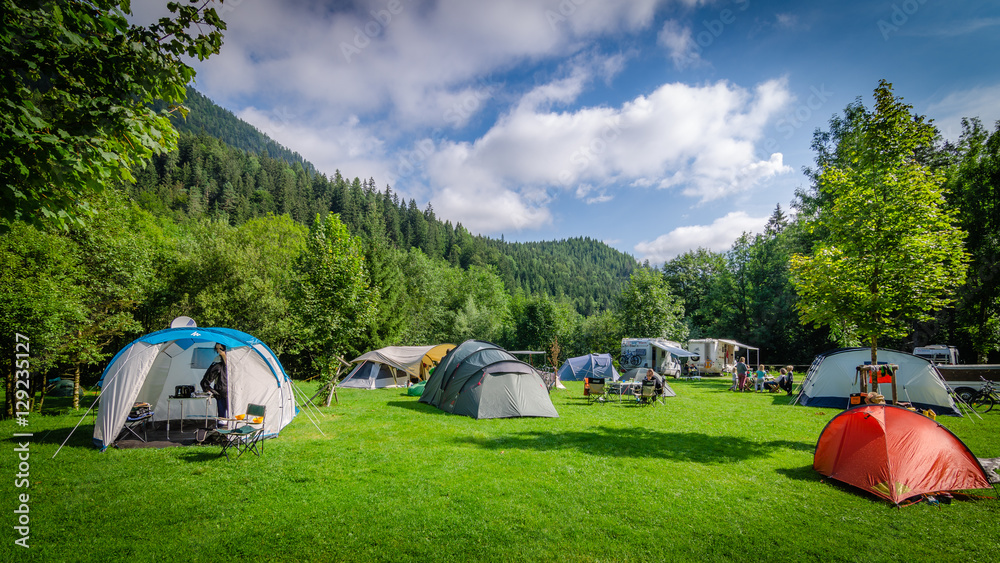 Campeggio in mezzo ai boschi in Austria - obrazy, fototapety, plakaty 