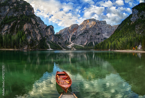 Fotografía Barcos en el lago Braies (Pragser Wildsee) en los Dolomitas, Sudtirol, Italia