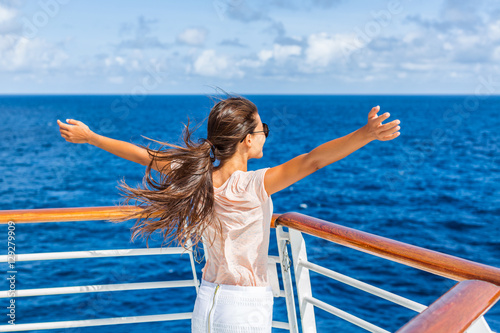 Fotografía Cruise ship vacation woman enjoying travel vacation having fun at sea