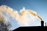dym z komina - ogrzewanie domu zimą
