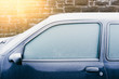 Gefrorene Autoscheibe/Blaues Auto mit gefrorener Scheibe