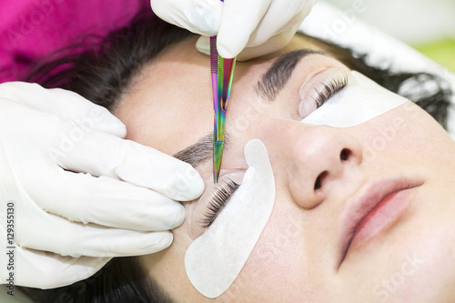 Leinwand Poster Woman on the procedure for eyelash extensions, eyelashes lamination