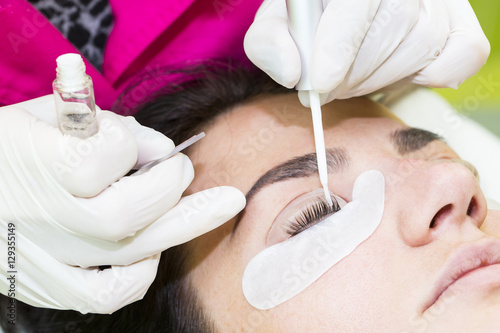 Foto Woman on the procedure for eyelash extensions, eyelashes lamination