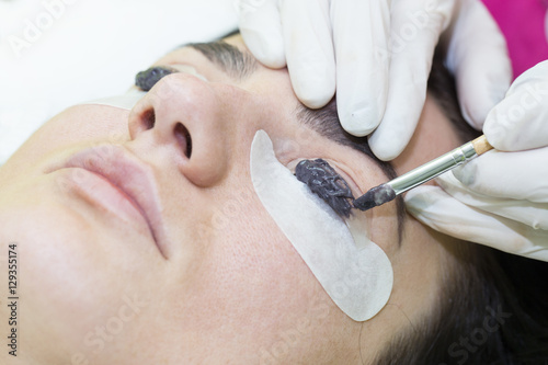 Foto Woman on the procedure for eyelash extensions, eyelashes lamination