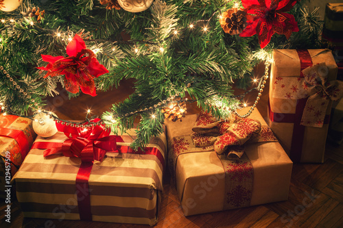 Foto Christmas gifts in front of Christmas tree
