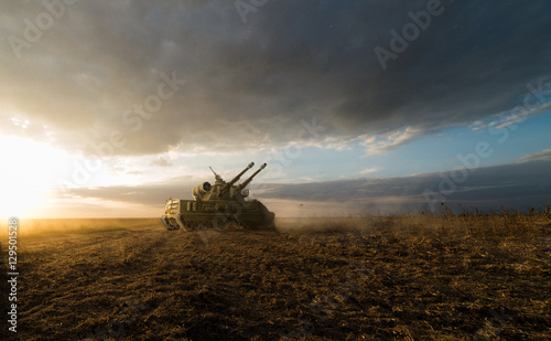 Fotografija  heavy tank in a field with two guns