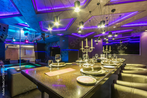 Interior Modern Night Club With Dance Pole Kaufen Sie