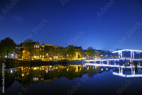Cuadros en Lienzo Amsterdam city view with canals and bridges