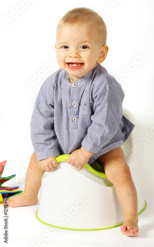 Ein 10 Monate altes Baby sitzt auf einem Töpfchen Stock-Foto | Adobe Stock