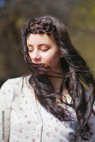Fotografia Portrait is incredibly beautiful long haired brunette girl, with drooping lashes