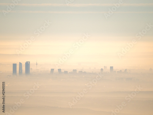 Plakat Artystyczny widok miasta Madryt z mgłą rano