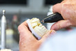 © mmphoto - Dentaltechniker bearbeitet Krone