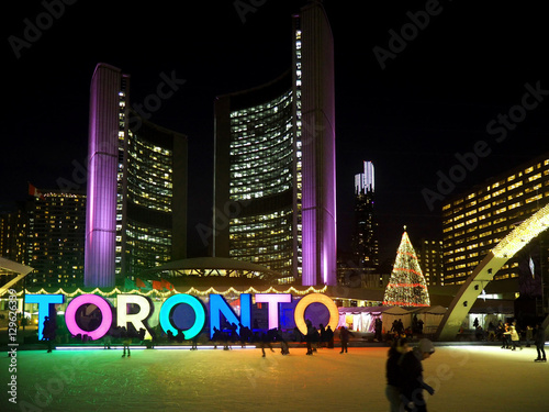Stampe TORONTO City Hall skating ring and its colorful lights are a popular winter att