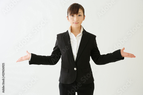 どちら と両手を広げる女性 Stock Photo Adobe Stock どちら と両手を広げる女性 Stock Photo Adobe Stock