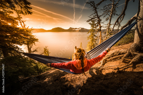 Valokuva Women Relaxing in Hammock Crater Lake Oregon