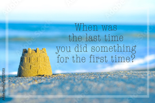 Fotografía Inspirational motivating quote on blur beach view with sand castle