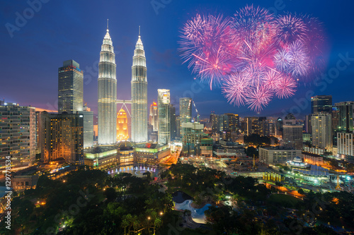 Cuadros en Lienzo Kuala lumpur skyline with Fireworks celebration New year day 2017