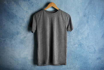 Wall Mural - Blank grey t-shirt on grunge background