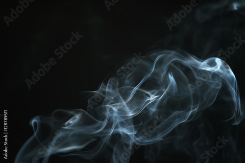 Plakat prawdziwy niebieski dym na czarnym tle, streszczenie tło