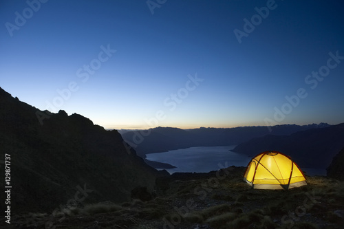 Fotografía Illuminated tent by the lakeshore at dusk