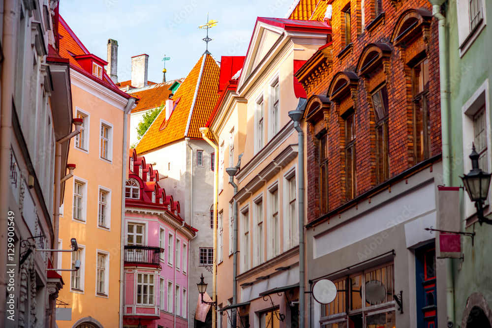 Obraz na płótnie Street view with gate tower in the old town of Tallinn, Estonia w salonie