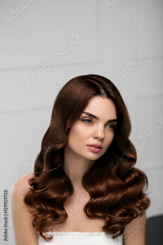 Leinwand Poster Curly Hair Style. Beautiful Woman Model With Long Wavy Hairstyle
