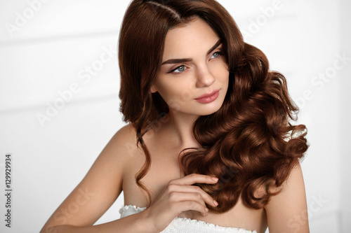 Foto Brown Hair Color. Beautiful Girl Model With Wavy Curly Hairstyle