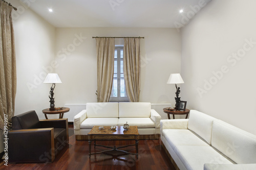 Fotografía Interior of living room in colonial style house