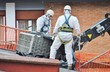 Trabajadores de amianto retiran tejado de fibrocemento con una grúa, en Mondragon (Guipuzcoa)